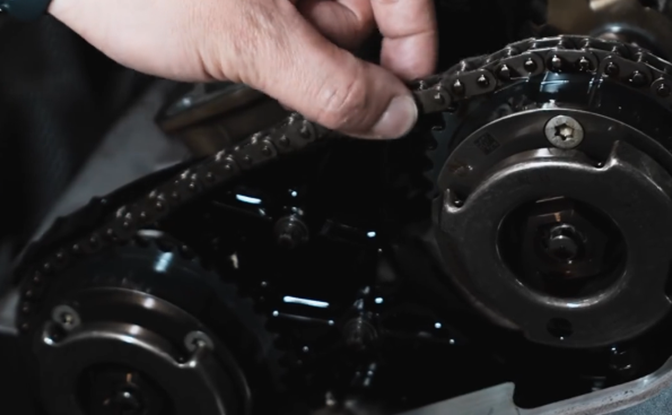 An bhfuil gá le hathsholáthar rialta a dhéanamh ar shlabhra uainiúcháin inneall BMW N20,